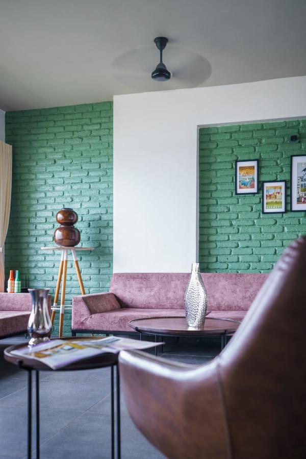 Grey Stone - Lakefront Penthouse Family Rooms Kolhapur Extérieur photo