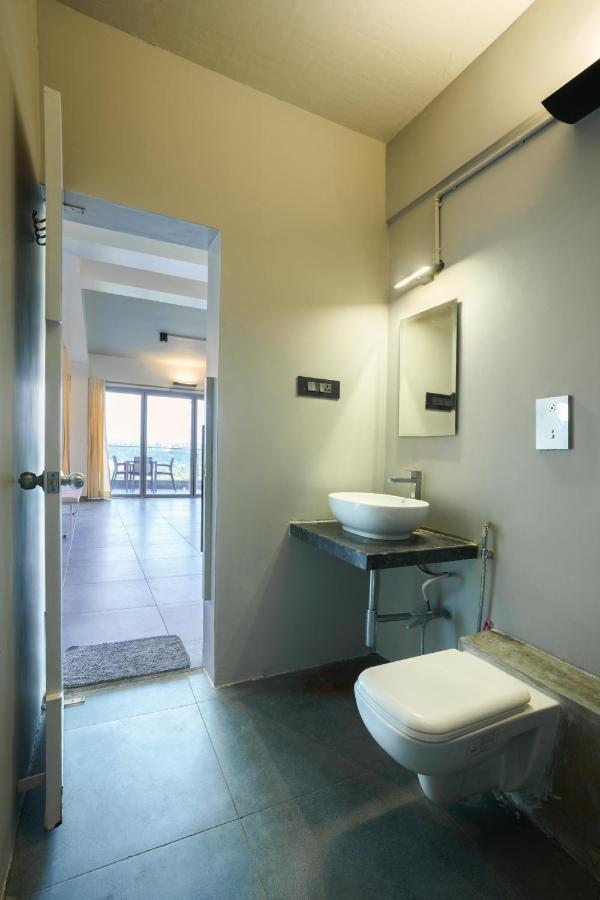 Grey Stone - Lakefront Penthouse Family Rooms Kolhapur Extérieur photo