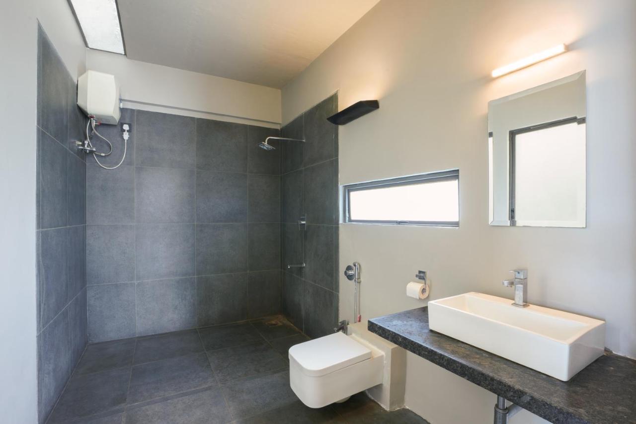 Grey Stone - Lakefront Penthouse Family Rooms Kolhapur Extérieur photo