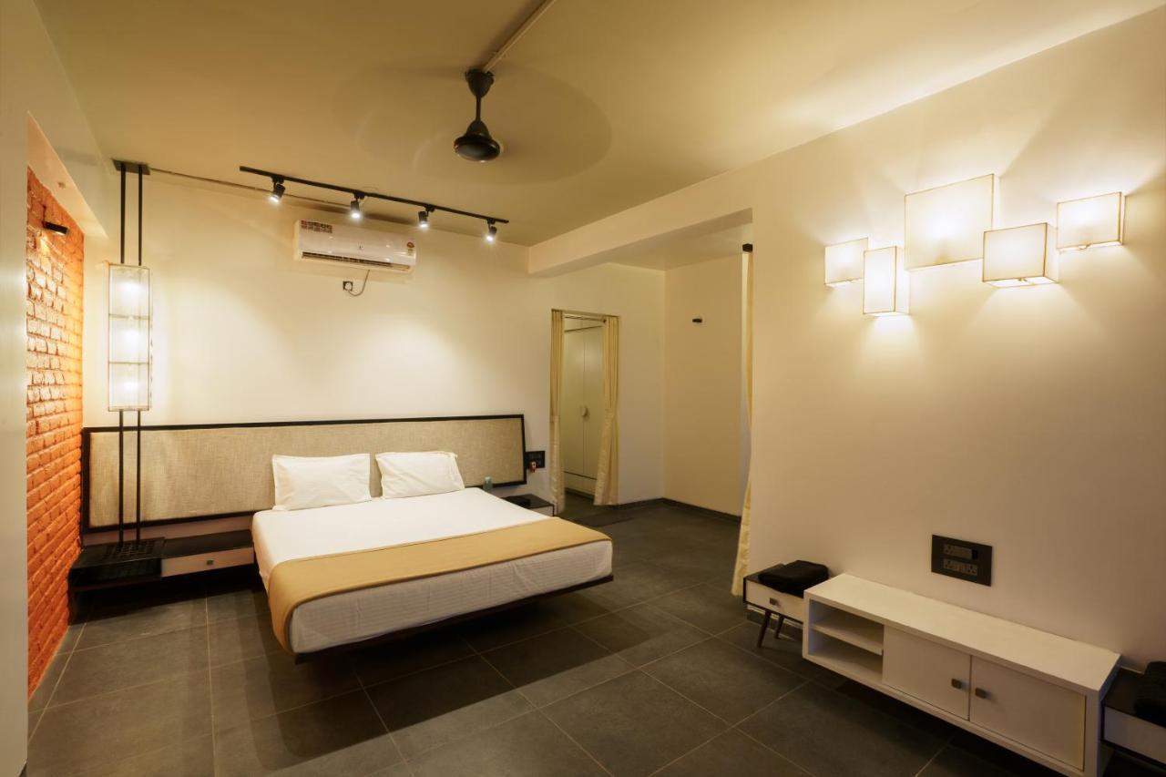 Grey Stone - Lakefront Penthouse Family Rooms Kolhapur Extérieur photo
