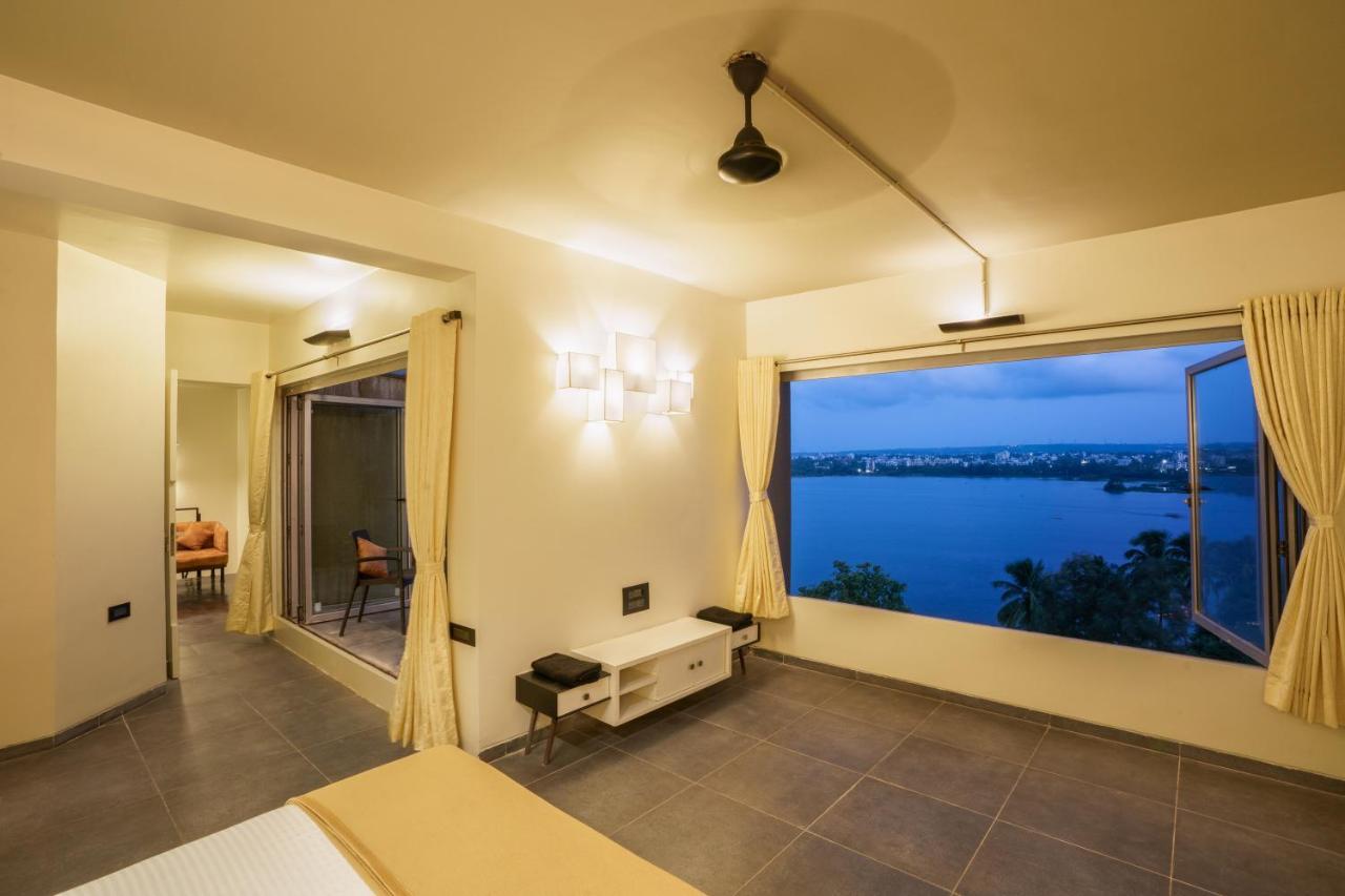 Grey Stone - Lakefront Penthouse Family Rooms Kolhapur Extérieur photo