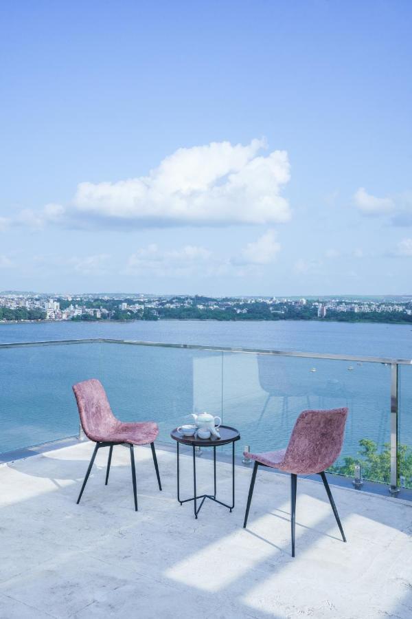 Grey Stone - Lakefront Penthouse Family Rooms Kolhapur Extérieur photo