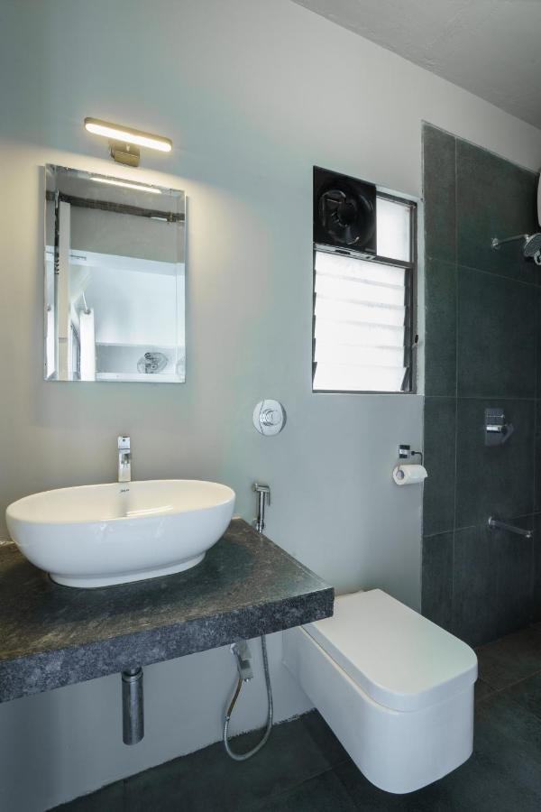 Grey Stone - Lakefront Penthouse Family Rooms Kolhapur Extérieur photo