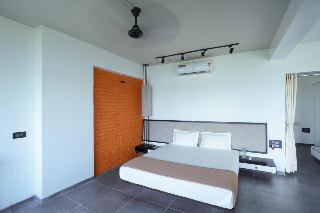 Grey Stone - Lakefront Penthouse Family Rooms Kolhapur Extérieur photo