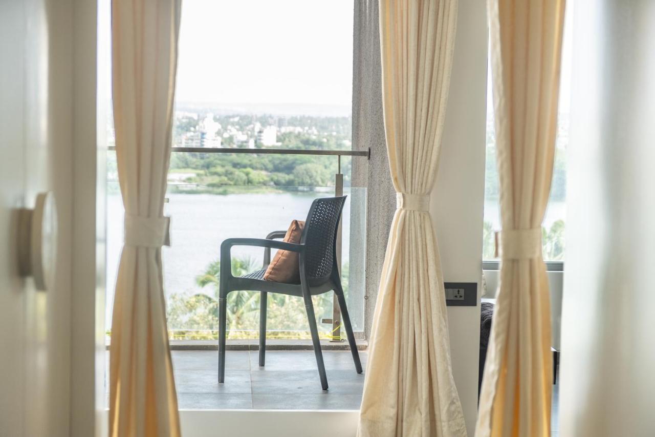 Grey Stone - Lakefront Penthouse Family Rooms Kolhapur Extérieur photo