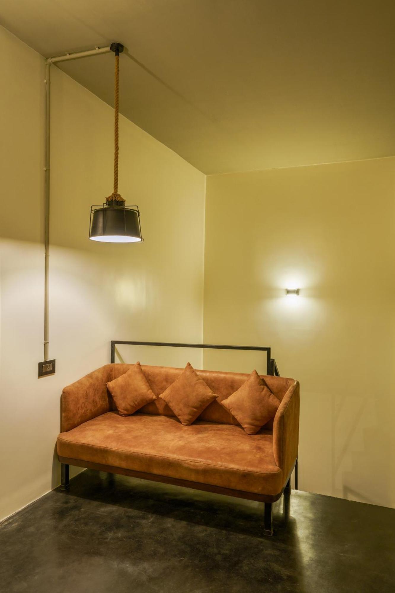 Grey Stone - Lakefront Penthouse Family Rooms Kolhapur Extérieur photo