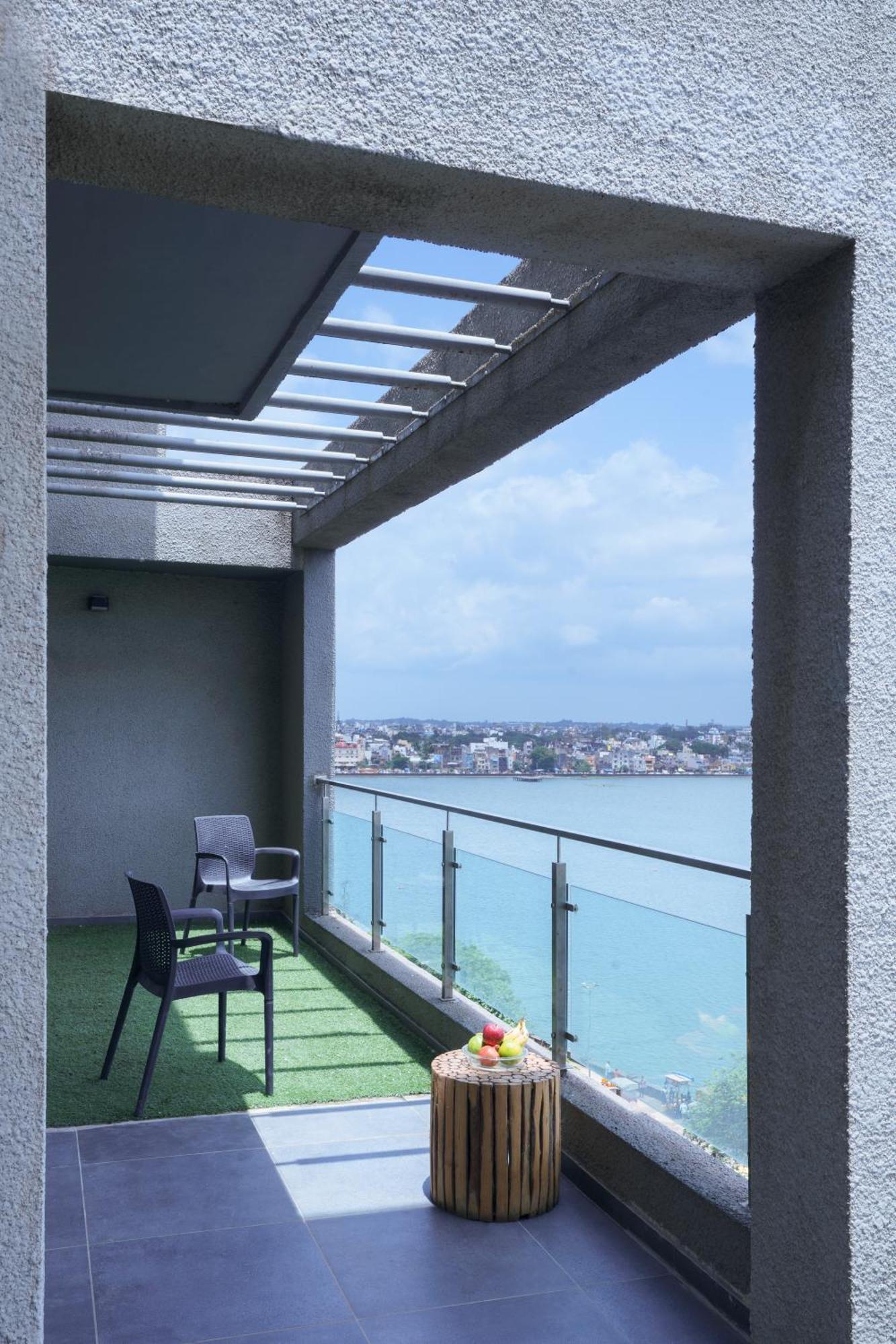 Grey Stone - Lakefront Penthouse Family Rooms Kolhapur Extérieur photo