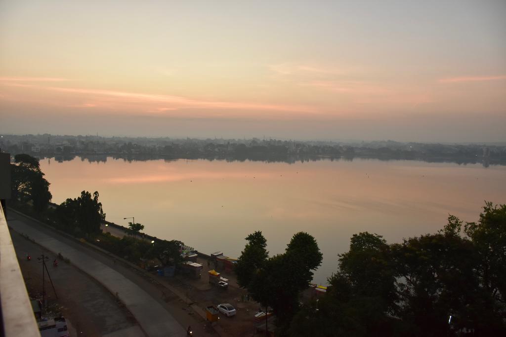Grey Stone - Lakefront Penthouse Family Rooms Kolhapur Extérieur photo